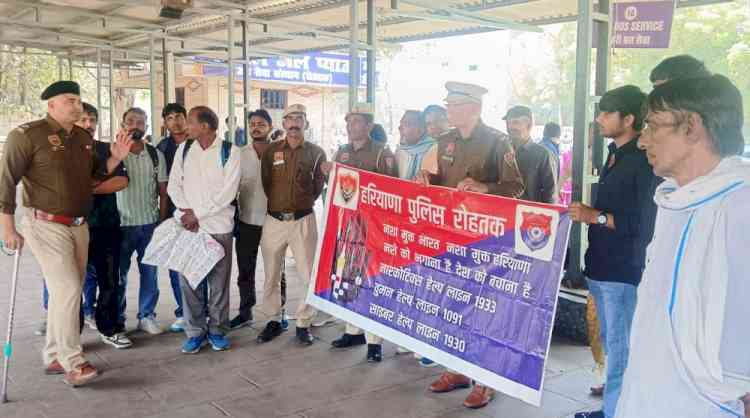 एसपी के निर्देशानुसार पुलिस टीम ने बस स्टैंड पर यात्रियों को किया नशे के खिलाफ जागरूक