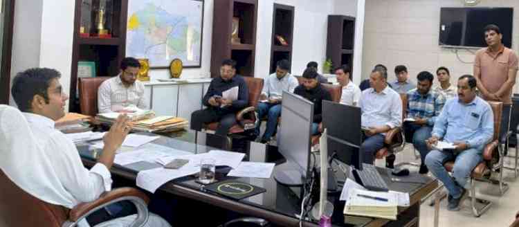 निगमायुक्त डॉ. शर्मा ने अधिकारियों को प्रतिदिन सफाई कार्यों के निरीक्षण के निर्देश दिए