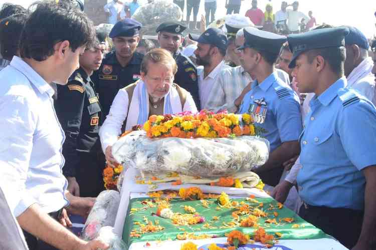 असम में सुखोई विमान दुर्घटना में शहीद हुए स्क्वाड्रन लीडर अनुज वशिष्ठ का उनके पैतृक गांव ककराना में सैन्य सम्मान के साथ अंतिम संस्कार