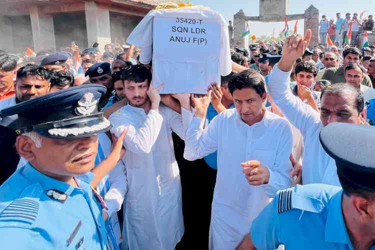 सांसद दीपेंद्र हुड्डा ने शहीद स्क्वाड्रन लीडर अनुज शर्मा को दी श्रद्धांजलि