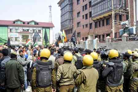 Police stop Cong protest march in Srinagar over US-India trade deal, Iran issue