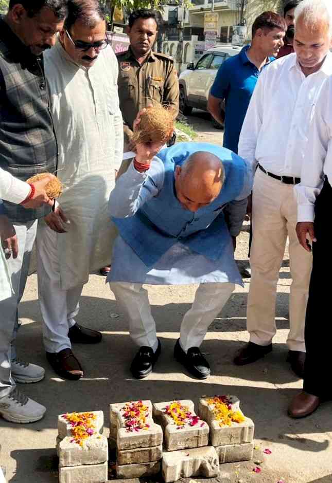 मेयर ने किया लगभग 6 करोड़ रुपये की लागत से विभिन्न सड़कों के विकास कार्यों का शुभारंभ
