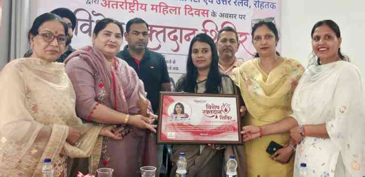 अंतर्राष्ट्रीय महिला दिवस पर रक्तदान शिविर में 30 महिलाओं ने किया रक्तदान