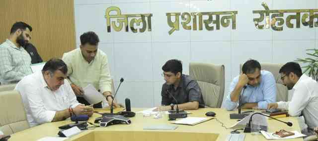 उपायुक्त के निर्देशानुसार समाधान शिविरों में सुनी नागरिकों की समस्याएं, अधिकारियों को निपटारे के निर्देश