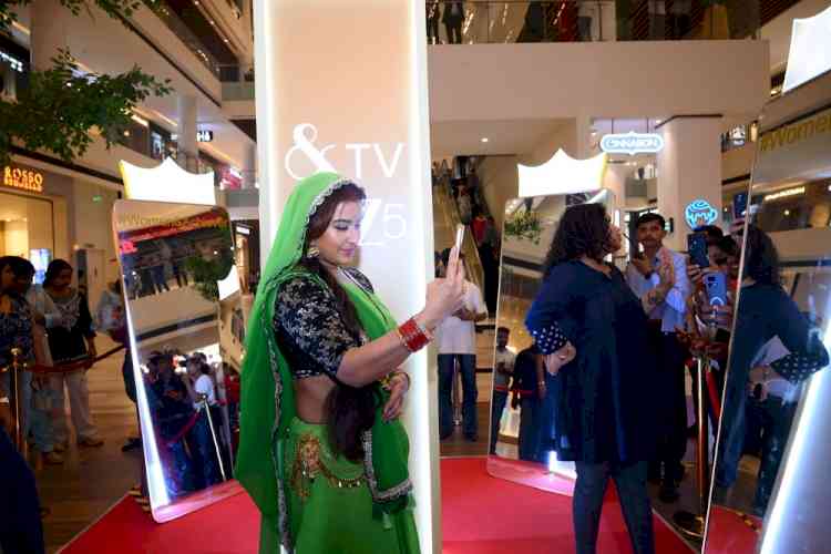 Shilpa Shinde Turns Selfie Queen During Her Lucknow Visit!
