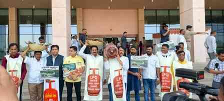 Congress MLAs protest outside Gujarat Assembly over LPG 'shortage'