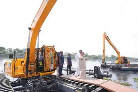 Amphibious machines to clean drains: Delhi CM 