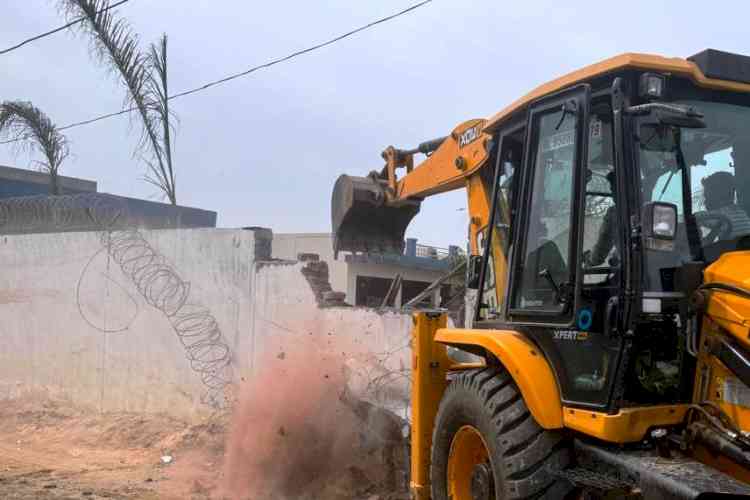 सराय अहमद व मकड़ौली कलां में अवैध निर्माण पर चला प्रशासन का बुलडोजर