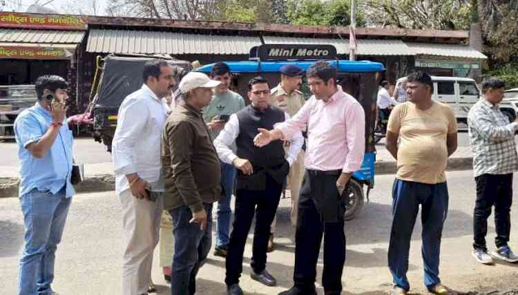 निगमायुक्त डॉ. आनंद शर्मा ने फील्ड मे उतर कर लिया शहर की सफाई व्यवस्था का जायजा
