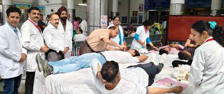 रक्तदान के लिए आगे आए आमजनः कुलपति डॉ. एच.के. अग्रवाल