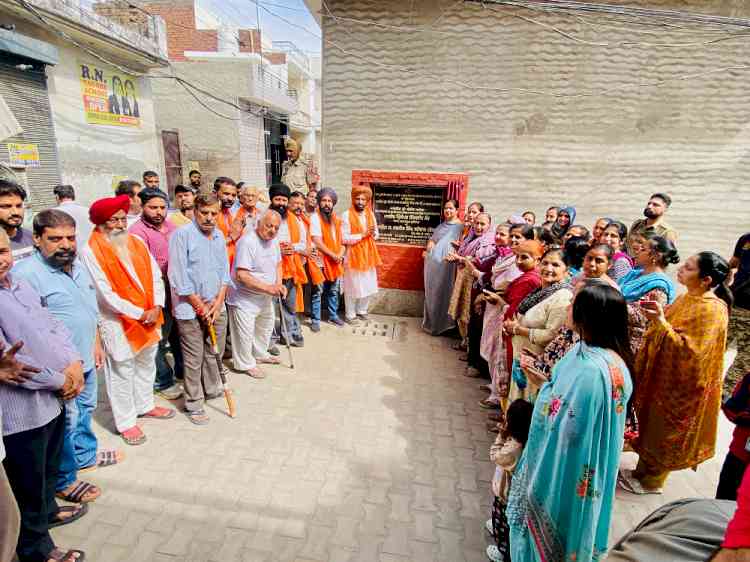 Mayor Inderjit Kaur, MLA Grewal launch major project worth Rs 95 lakh to install water supply lines in Grewal Colony