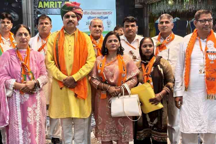 समाज के अंतिम व्यक्ति के कल्याण के लिए प्रतिबद्ध है केंद्र व राज्य सरकारः डॉ. वीरेंद्र सिंह चौहान