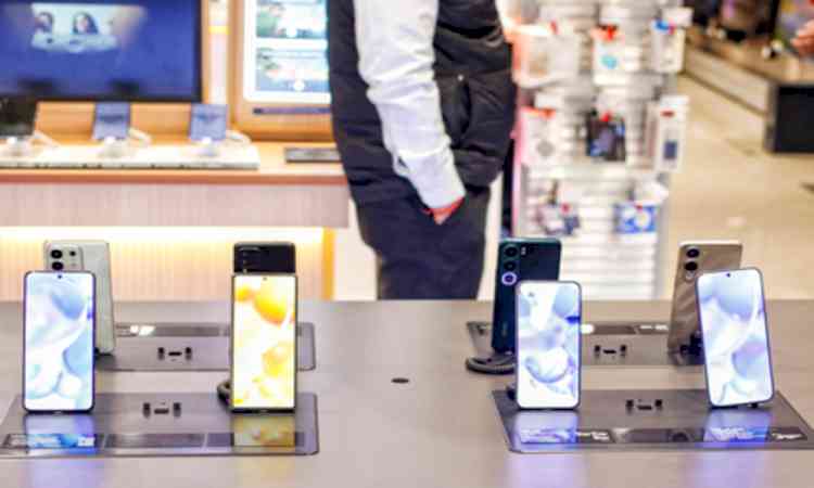 Indian smartphone volumes may see headwinds from global RAM prices: Report