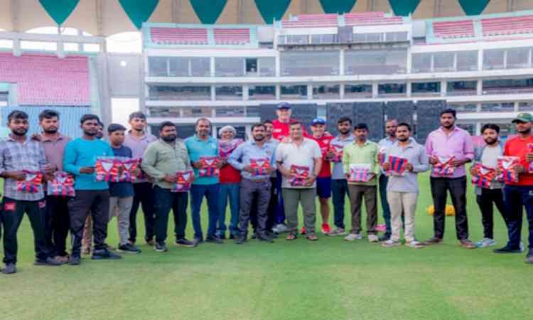 IPL 2026: Langer, Moody present LSG jerseys to groundsmen at Ekana