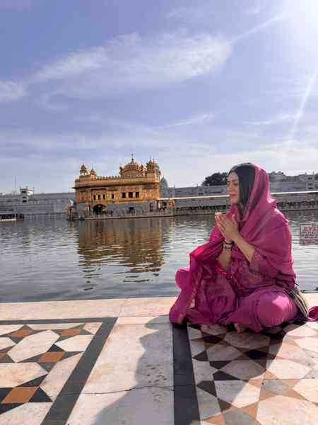Hansika Motwani spends some peaceful time at the Golden Temple after divorce