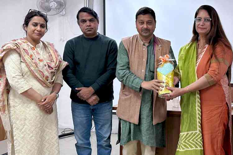 Motivational Speaker Sunit Mukherjee urges Students to Master the Art of Conveying Scientific Research to Society in Layman's Terms