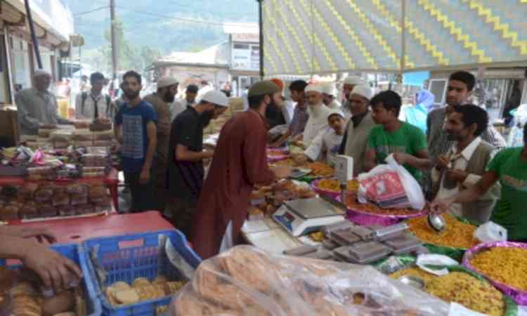 Eid eve shopping continues in Kashmir despite rain, cold