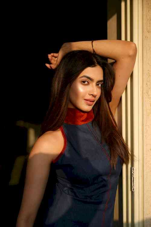 Natural Glow in Golden Light: Kashika Kapoor Sets Beauty Goals