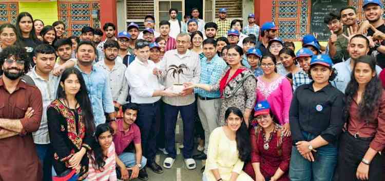 एनएसएस शिविर के तीसरा दिन स्वयंसेवकों ने चलाया जागरूकता अभियान