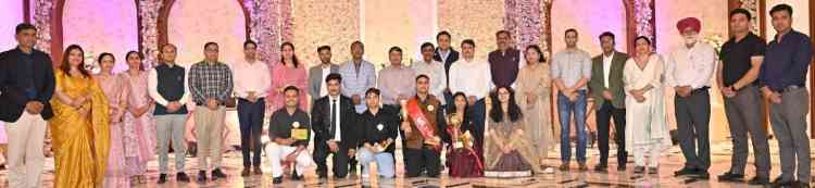 दीपशिखा व प्रशांत को मिला मिस व मिस्टर आईएचएम का खिताब