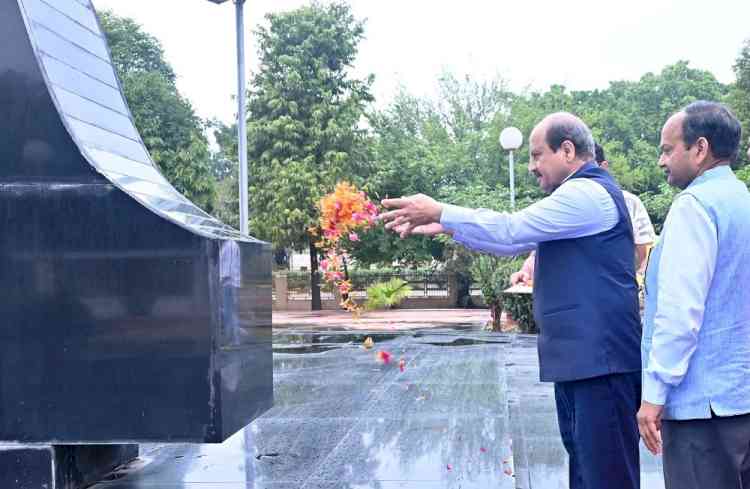 MDU Pays Floral Tribute on Shaheedi Diwas; VC Calls Upon Youth to Follow Ideals of Martyrs
