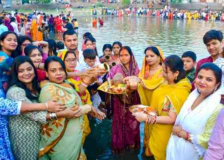 Bihar: Devotees offer first Arghya to setting Sun on Chaiti Chhath 