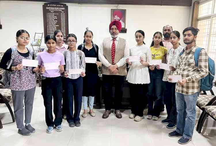 Scholarships worth Rs One Lakh for Lyallpur Khalsa College Students