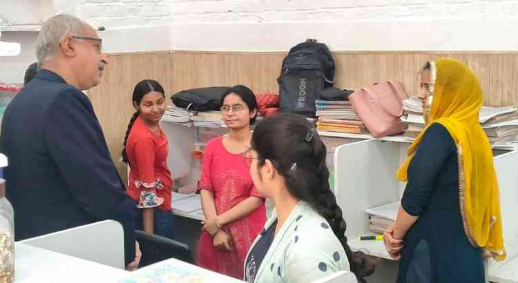 बेटियों को लक्ष्य निर्धारित कर निरंतर मेहनत करने का संदेश दिया