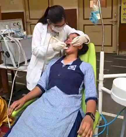 दंत जांच शिविर में स्कूली बच्चों की जांच हुई