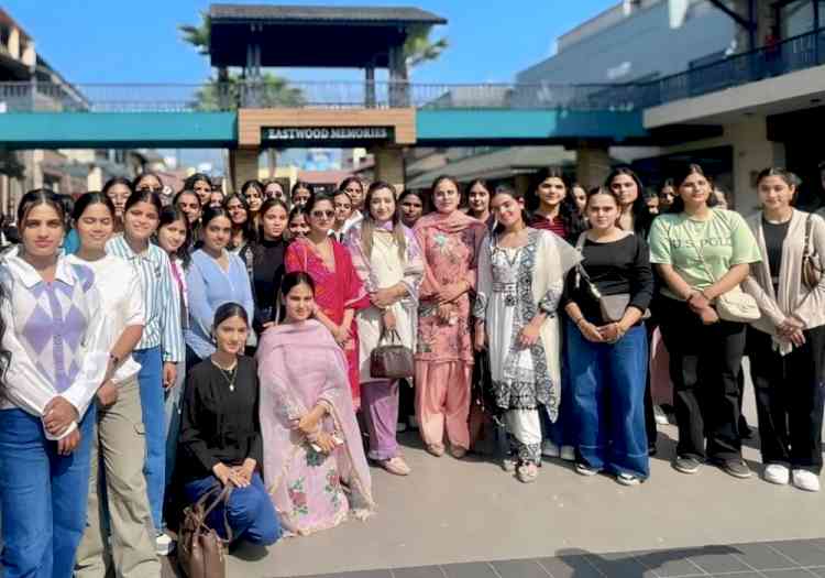 KMVites acquainted about the various aspects of retail management during an educational visit