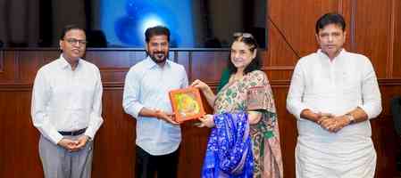 Maneka Gandhi meets Telangana CM, discusses street dog management 