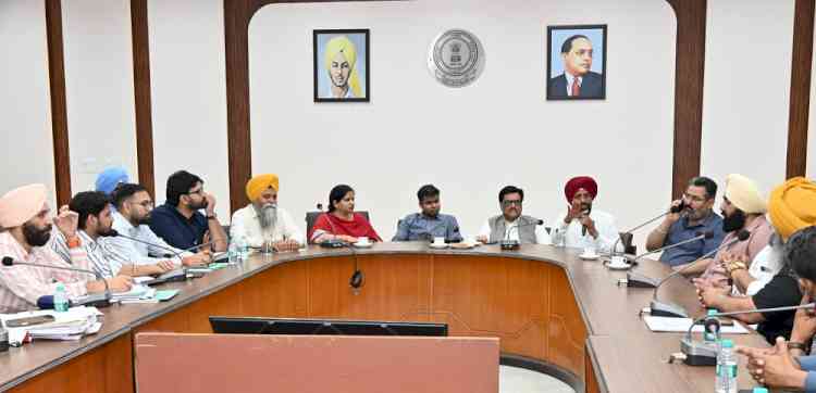 MLAs, Mayor and DC hold meeting with members of dairy associations, contractor; strict directions issued to ensure lifting of cow dung to avoid action