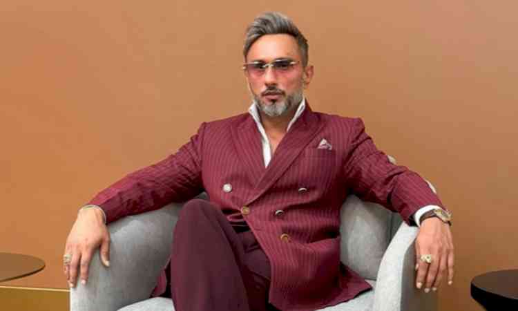 Honey Singh makes dramatic entry in Rolls Royce on stage during Mumbai show