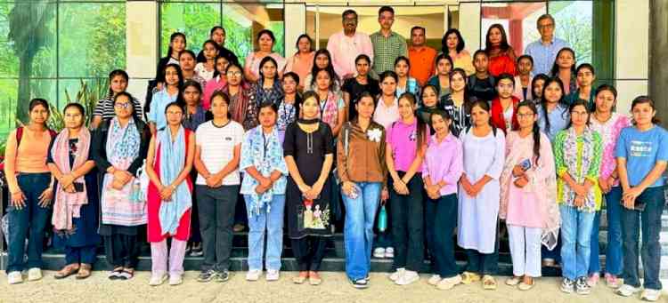 आईएचटीएम के शैक्षणिक भ्रमण के दौरान छात्राओं को दी करियर और स्टार्टअप अवसरों की जानकारी