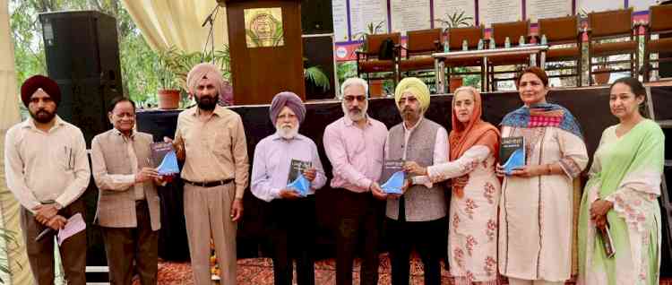 ਡਾ. ਆਤਮਜੀਤ ਤੇ ਗੁਰਭਜਨ ਗਿੱਲ ਵੱਲੋਂ ਸੰਪਾਦਿਤ ਪੁਸਤਕ “ ਪੰਜਾਬੀ ਬੋਲੀ, ਰਮਜ਼ਾਂ, ਰੁਕਾਵਟਾਂ ਤੇ ਰਾਹ” ਪੰਜਾਬੀ ਯੂਨੀਵਰਸਿਟੀ ਪਟਿਆਲਾ ਵਿਖੇ ਵਿਦਵਾਨਾਂ ਵੱਲੋਂ ਲੋਕ ਅਰਪਨ
