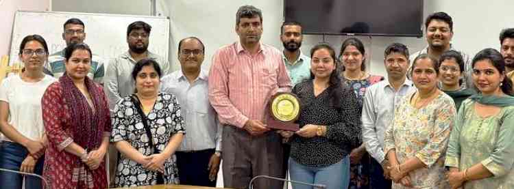 अर्थशास्त्र विभाग की शोधार्थी भव्या राष्ट्रीय सेमिनार में बेस्ट पेपर अवॉर्ड से सम्मानित