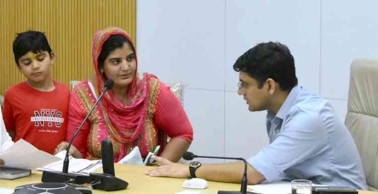 डीसी सचिन गुप्ता ने समाधान शिविरों की हर शिकायत का सकारात्मक दृष्टिकोण के साथ निपटारा करने के निर्देश दिए