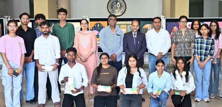 टैगोर सभागार में चित्रकला प्रदर्शनी आयोजित