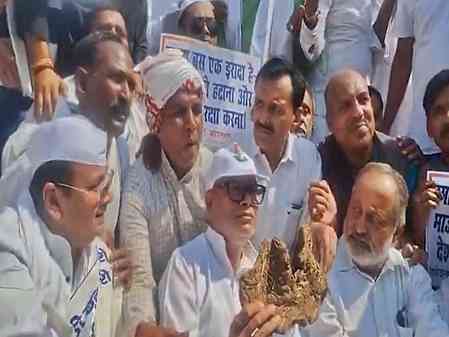 Congress protests in Patna over LPG price rise, alleged gas crisis