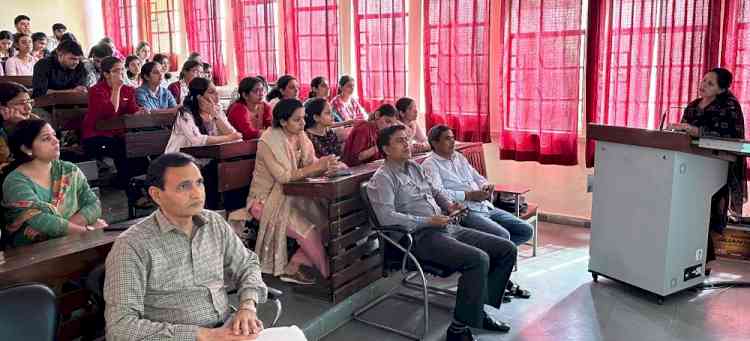 केमिस्ट्री के विद्यार्थियों को दिए लाइब्रेरी संसाधनों से शोध को बेहतर बनाने के टिप्स