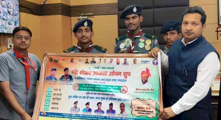 डीसी सचिन गुप्ता को भेंट किया नशा मुक्त अभियान का संदेश पत्र