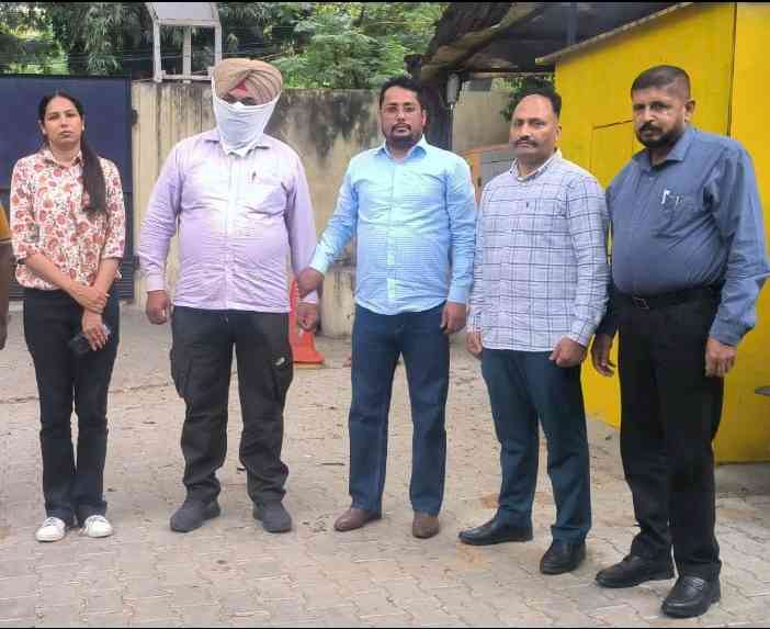 Vigilance Bureau nabs Naib Court red handed accepting bribe of Rs 10,000