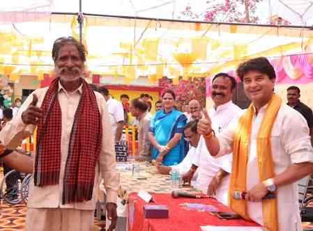 MP: Jyotiraditya Scindia holds public hearing in Guna constituency​