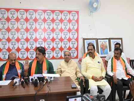 K'taka BJP claims DKS may replace Siddaramaiah after April 20, slams Cong govt