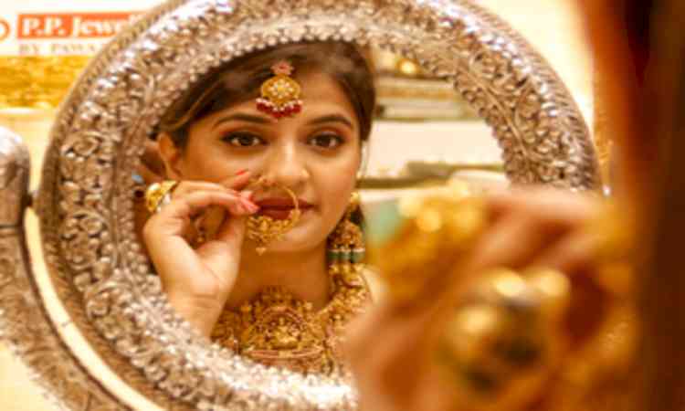 Gold, silver trade choppy as crude rallies over West Asia tensions