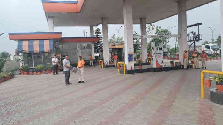 Free trade LPG cylinders now available at selected petrol pumps for migrant labourers