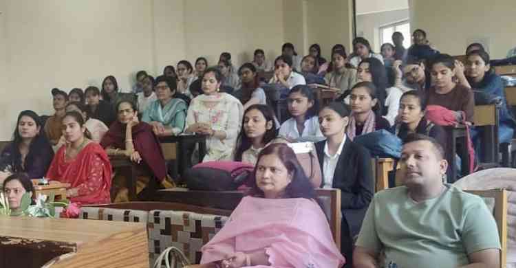 स्लोगन लेखन में सावी, भाषण प्रतियोगिता में चंचल और पावरप्वाइंट प्रेजेंटेशन में ख़ुशी ने बाज़ी मारी