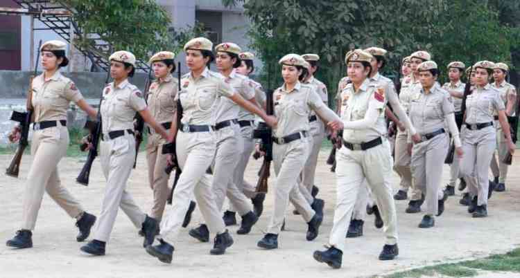 साप्ताहिक परेड में पुलिस कर्मियों ने किया दंगा निरोधक उपकरण चलाने का अभ्यास