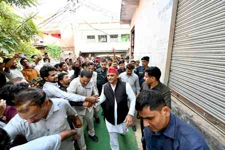 Kanpur has been made 'Badnaampur', quips Akhilesh Yadav