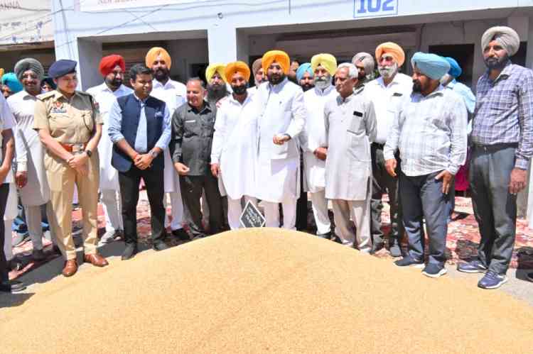 Cabinet Minister Tarunpreet Singh Sond and DC Himanshu Jain initiate wheat procurement